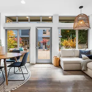 https://alki-beach-escape-romantic-waterfront-getaway-for-2.seattlehotelsites.com
